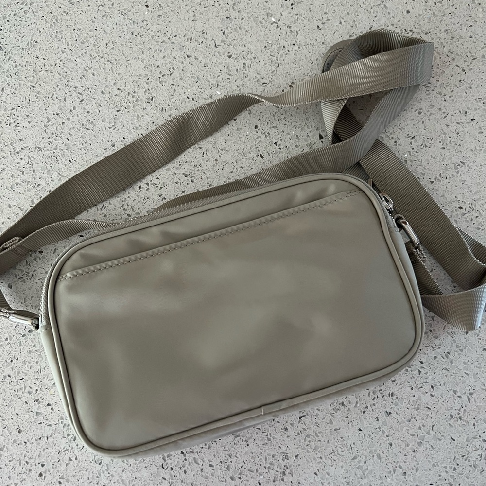 LULULEMON Camera Bag crossbody. NWOT. Sold out Raw Linen color! - Picture 3 of 4